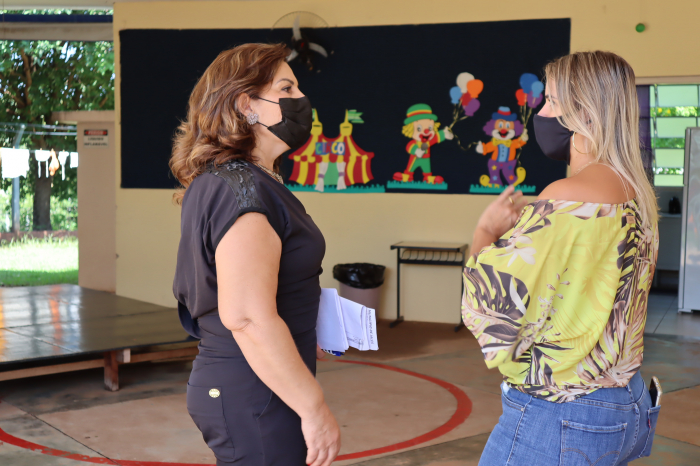 Ao lado da supervisora de ensino Valéria Alonso, Marynilda visitou as obras de reforma e ampliação na EMEI Profº Aparecido Tadeu Rodrigues Estanislau na manhã da quarta-feira