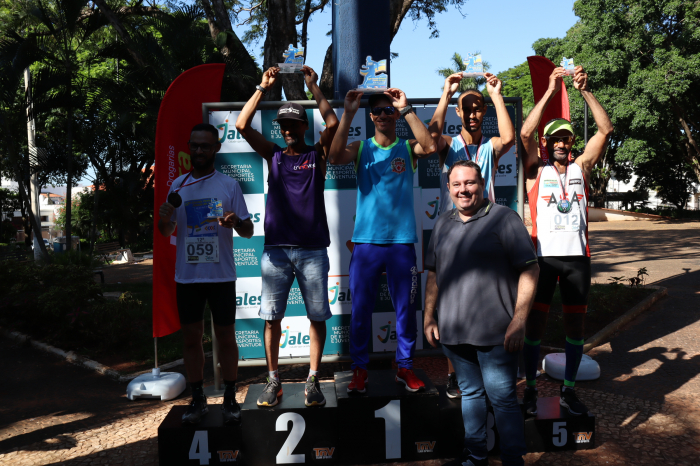-  O chefe de gabinete, José Ângelo Caparroz, entregando a premiação para Anderson Rodrigo Costa, João Carlos dos Santos, Josimar Silva de Souza, Jonatas Martins da Silva e William José da Silva, respectivamente 1º ao 5º colocados na categoria geral mascu