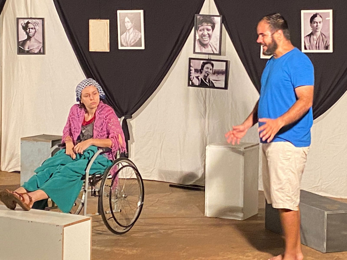 Espetáculo Simplesmente Mulheres tem texto da dramaturga Elaine Sgobi, direção de Clayton Campos e produção de Higor Arco