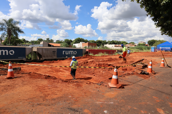 A construção inclui uma alça de acesso que se inicia em um terreno na esquina da Avenida Minas Gerais com a Rua do Lavrador, passando sobre a linha na altura da Rua Arujá, no Jardim Paulista, até chegar a um terreno na Rua Goiás, no Jardim São Gabriel