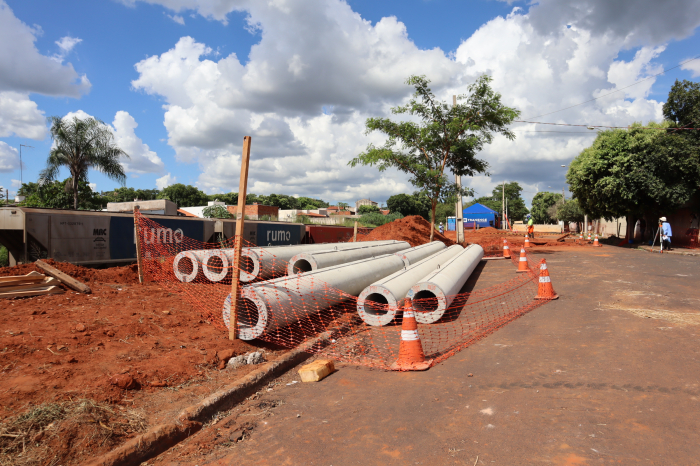 Maquinário e materiais já estão na obra de construção do viaduto que vai passar sobre a linha férrea em Jales