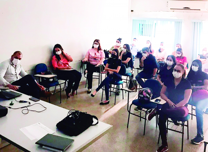 Dentistas e auxiliares participaram de capacitação no Centro de Especialidades Odontológicas