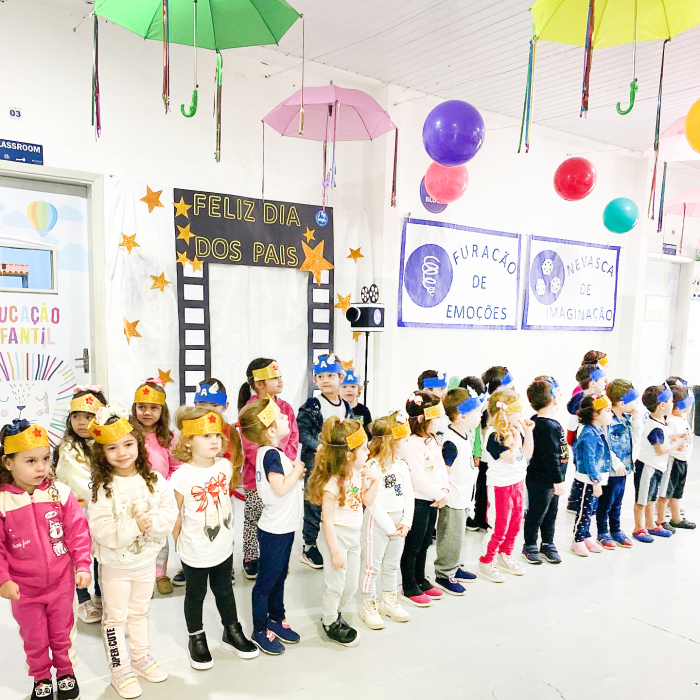 Alunos da Educação Infantil do Anglo emocionam os pais com apresentações repletas de afeto