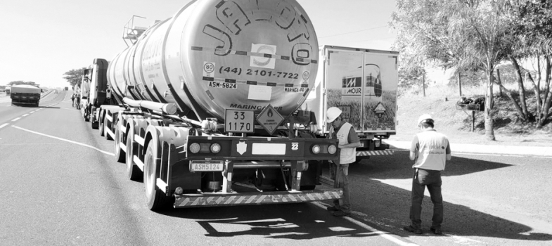 Ipem-SP fiscaliza veículos-tanque e cronotacógrafos na rodovia SP-320, em Jales