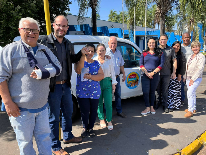 Município entrega veículo para Associação Amigos dos Animais de Urânia