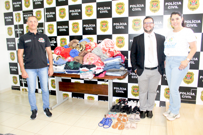Policiais da Delegacia Seccional de Jales fazem doação de cobertores, roupas e calçados ao Fundo Social