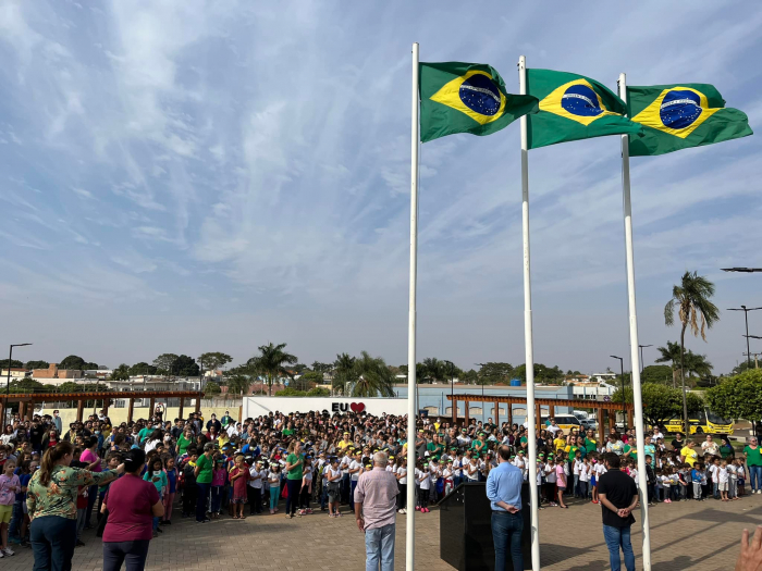 Hasteamento da bandeira do Brasil marca semana da pátria em Urânia