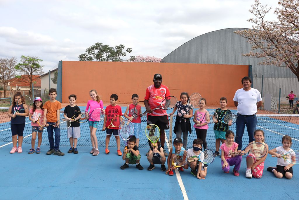 Prefeitura inicia aulas gratuitas de tênis para crianças e adolescentes carentes