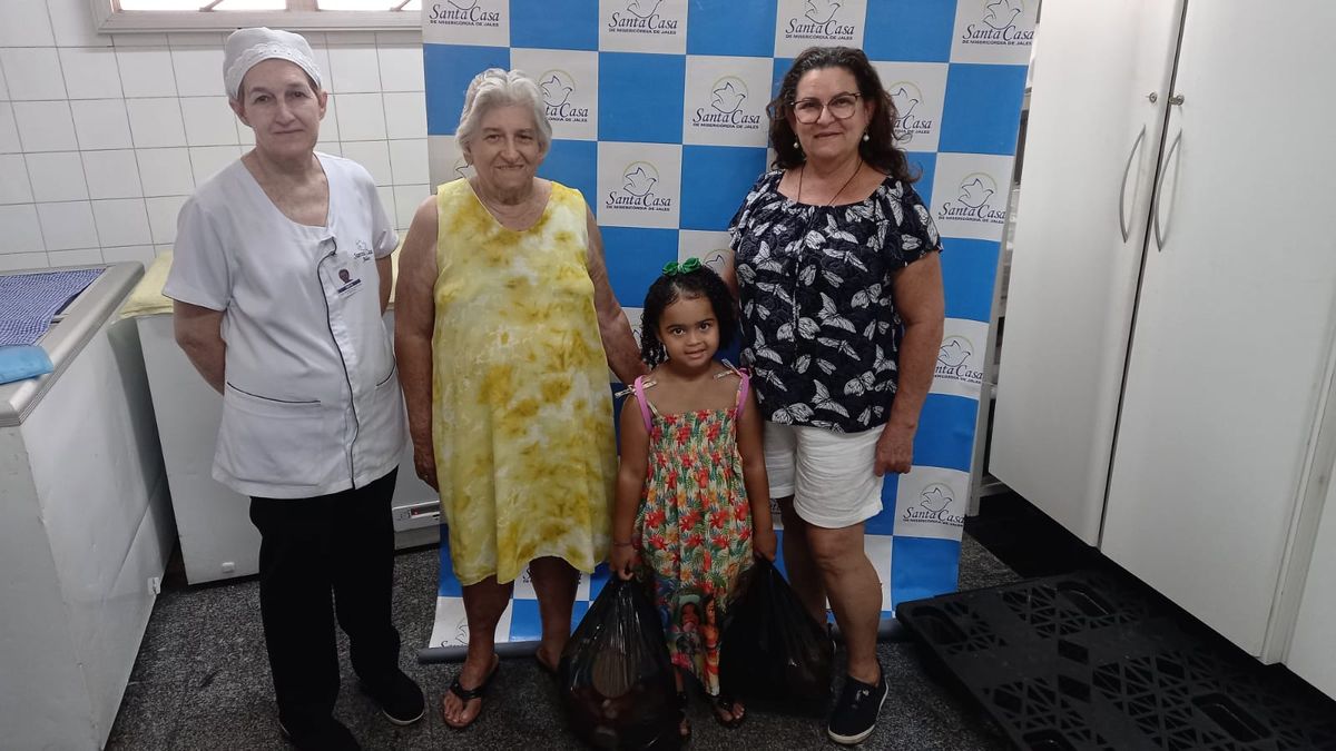 Criança de 4 anos realiza a doação de tampinhas para o Projeto “Santa Tampinha” da Santa Casa de Jales