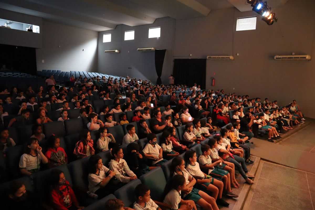 Alunos da rede municipal de ensino participam da 28ª Mostra Escola Livre de Teatro