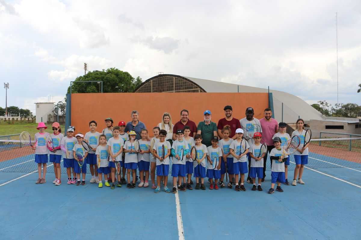 Alunos do Projeto Saque Para a Vida ganham uniformes para as aulas de tênis em Jales