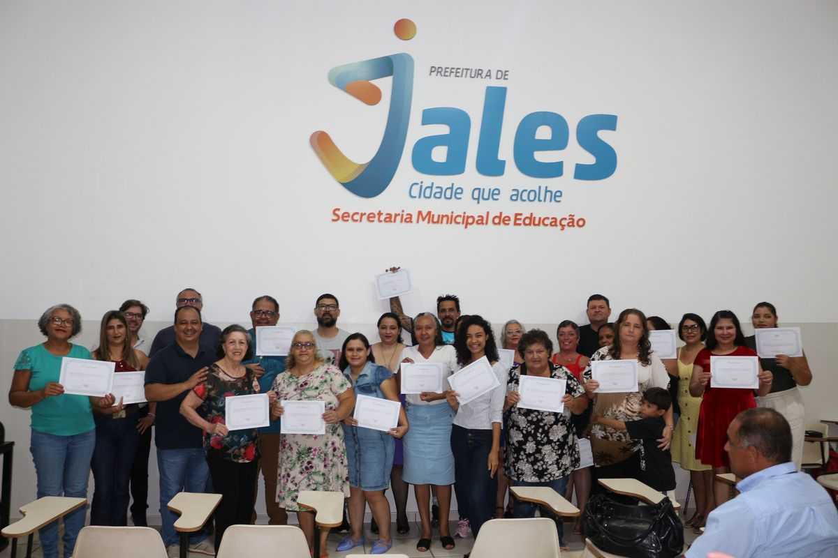 ETEC e Prefeitura de Jales certificam alunos dos cursos de Cuidador de Idosos e Bartender