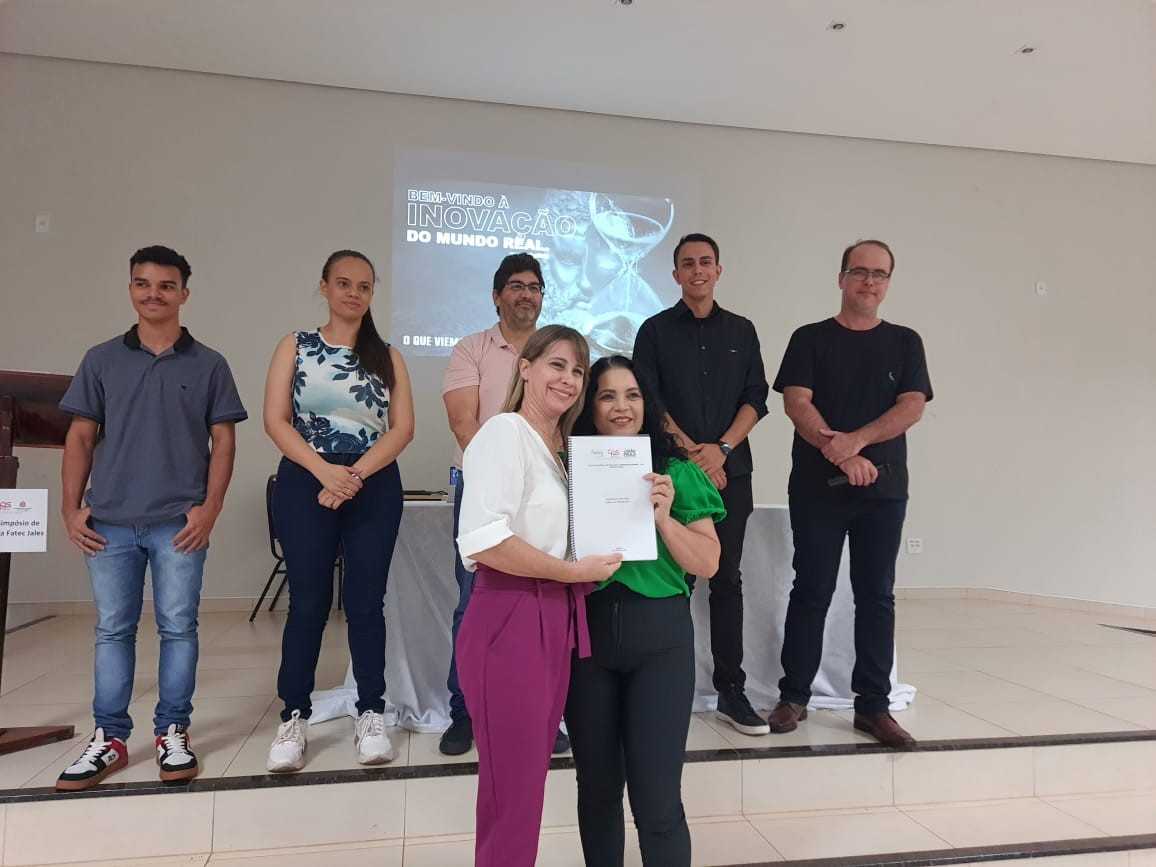 Fatec realiza entrega de relatório sobre Semana do Freguês à ACIJ