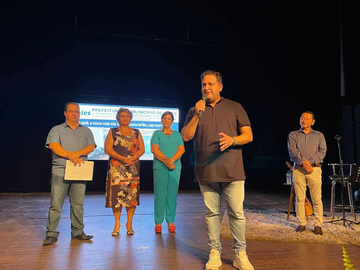 Palestra “Humanizando Relações” reuniu mais de 500 servidores da Educação no Teatro Municipal