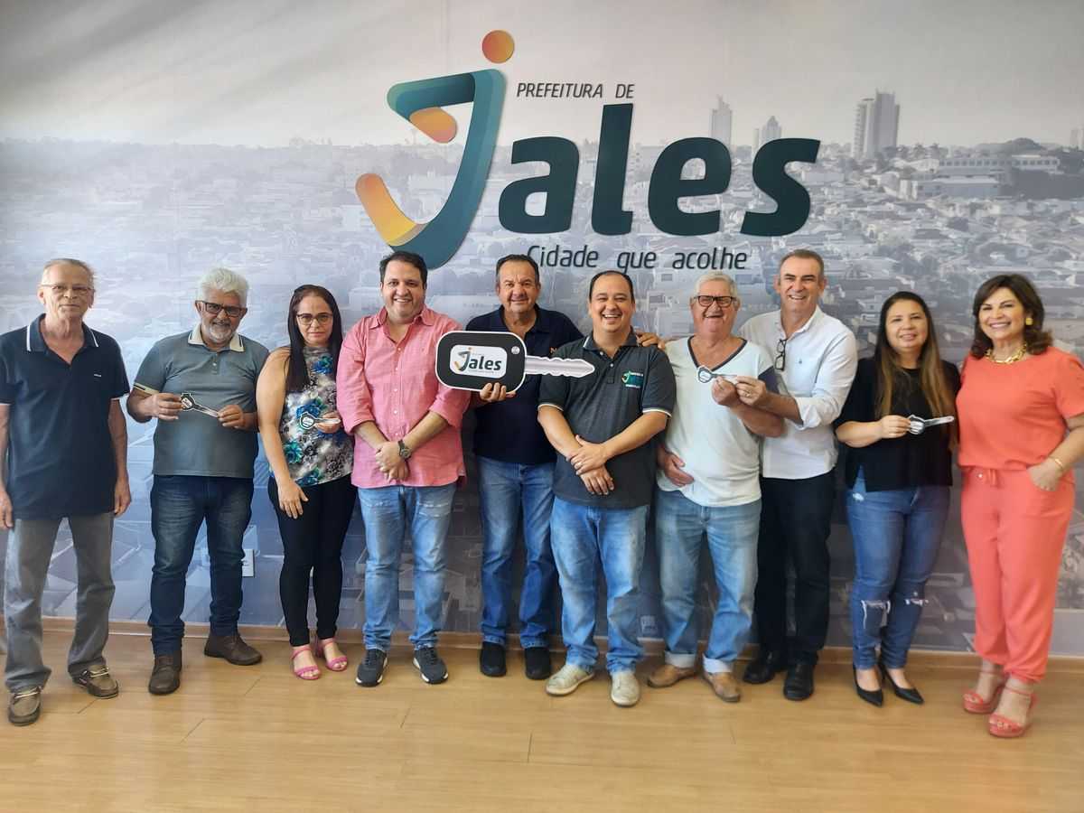 Prefeito e vice recebem ganhadores de carro 0Km e 4 motos 0Km da Campanha Imposto premiado