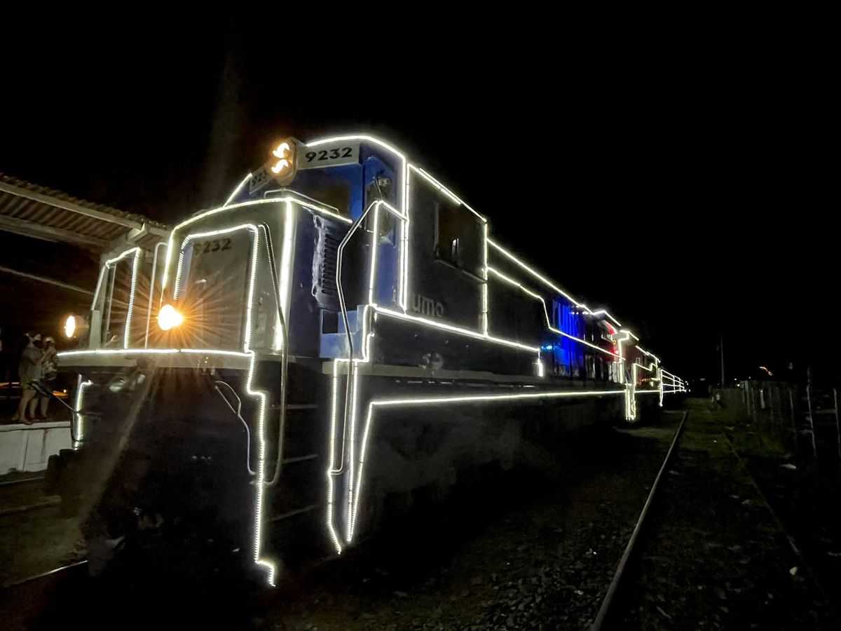 Trem iluminado passa pelos trilhos de Jales e encanta multidão