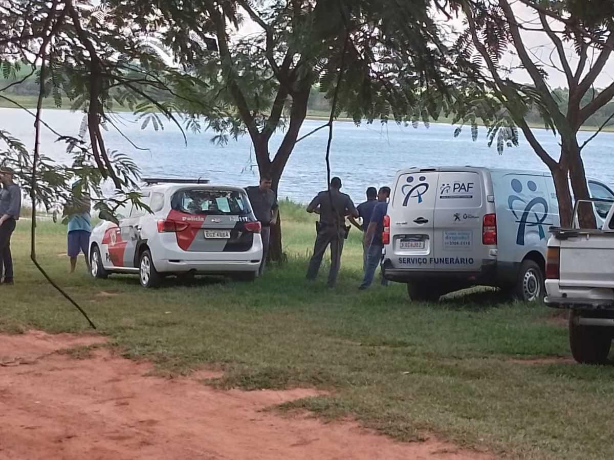 Bombeiros encontram corpo de turista que se afogou após barco afundar no rio Tietê