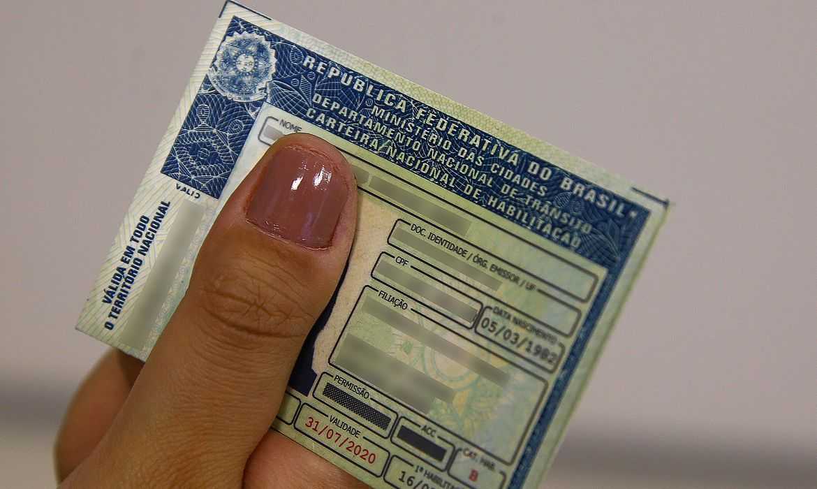 CNH: prazo para conduzir veículos com carta vencida volta a valer por 30 dias