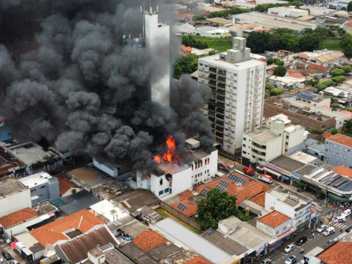 Prédio comercial pega foto em Jales e assusta a cidade; ninguém ficou ferido
