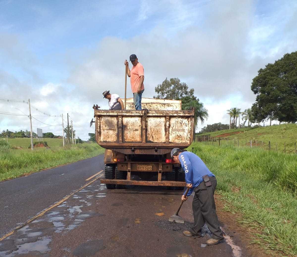 Rodovia do Café, em Jales, recebe operação tapa-buracos