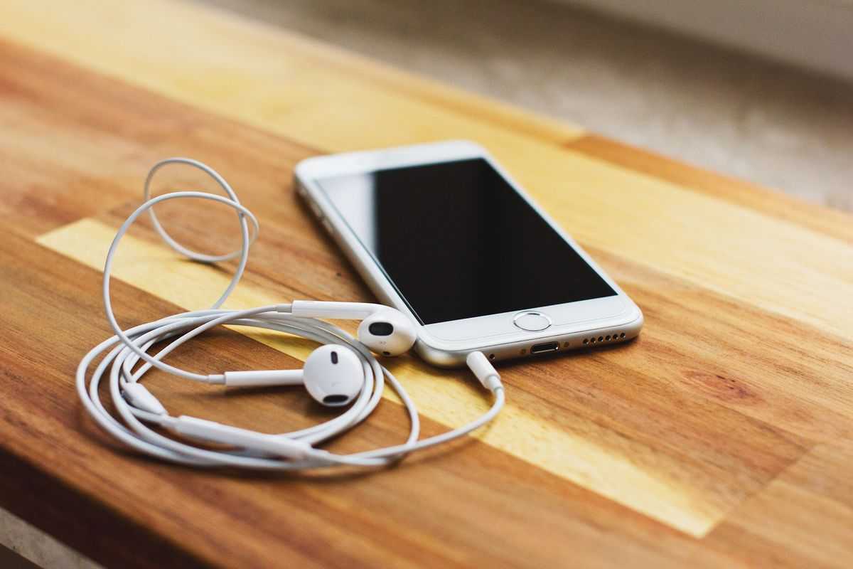 Saiba os riscos de utilizar fones de ouvido com volume alto