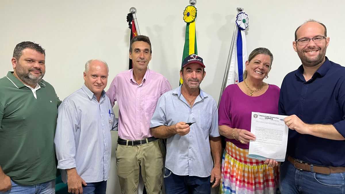 Trator zero quilometro é entregue para a CAMU de Urânia