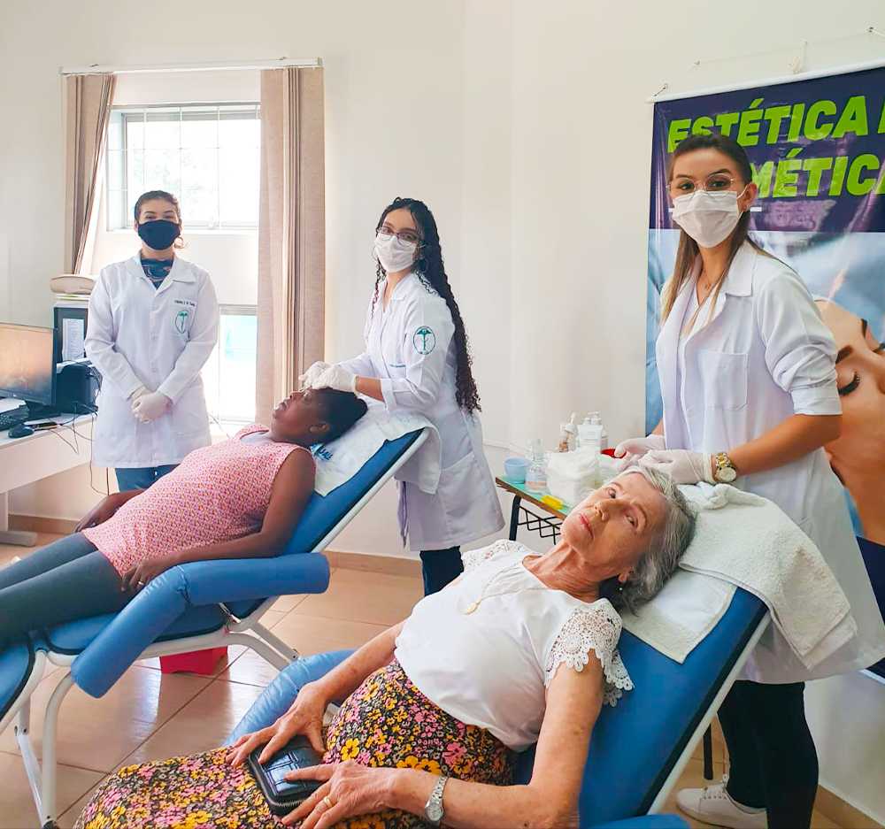 Projeto "UNIJALES na Comunidade" leva momento de beleza para moradoras de Aspásia