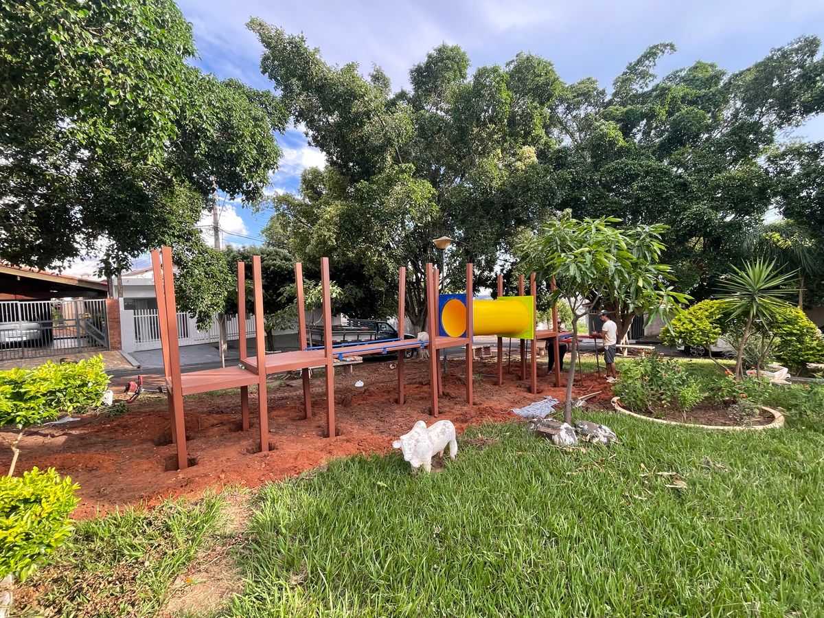 Parquinhos começam a ser instalados em 12 pontos da cidade de Jales