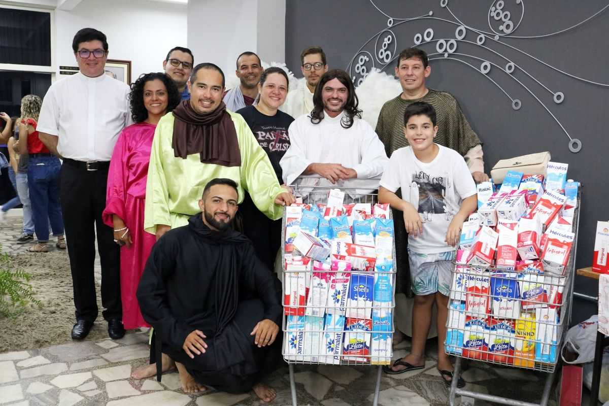 Santa Casa de Jales recebe doação de leite do Teatro Musical Paixão de Cristo