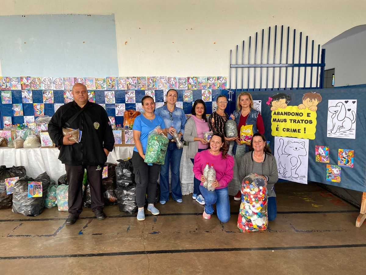 Crianças da Escola Pinguinho de Gente fazem passeata dos animais