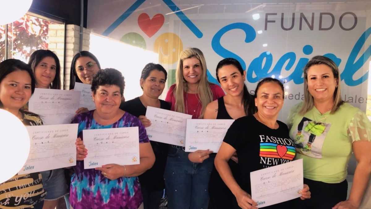 Alunas do curso gratuito de Manicure oferecido pelo Fundo Social de Solidariedade recebem certificados