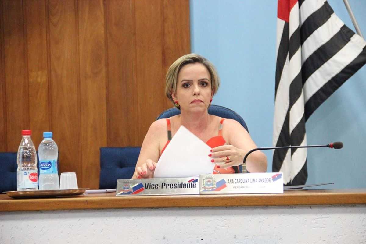 Carol Amador questiona Prefeitura sobre regras de distribuição de fraldas geriátricas