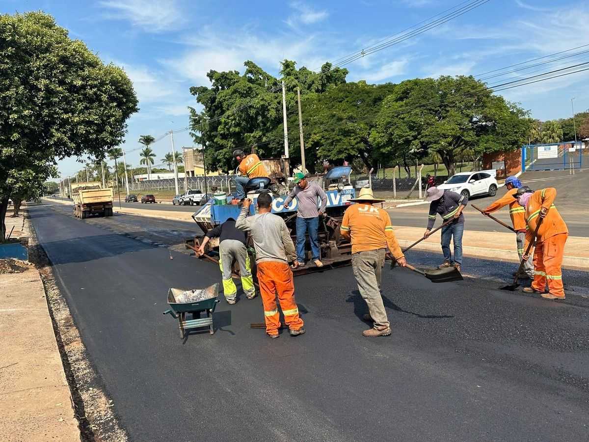 Jales: empresa retoma obras de recape asfáltico na Avenida Paulo Marcondes