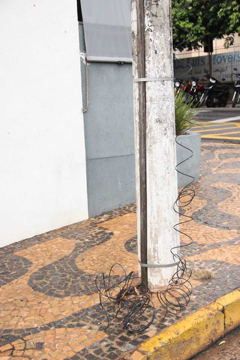 Vereadores de Jales questionam Prefeitura sobre remoção de fios soltos de postes