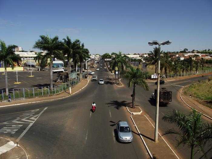 Afundamento do asfalto na Avenida João Amadeu vira assunto entre Prefeitura e Câmara