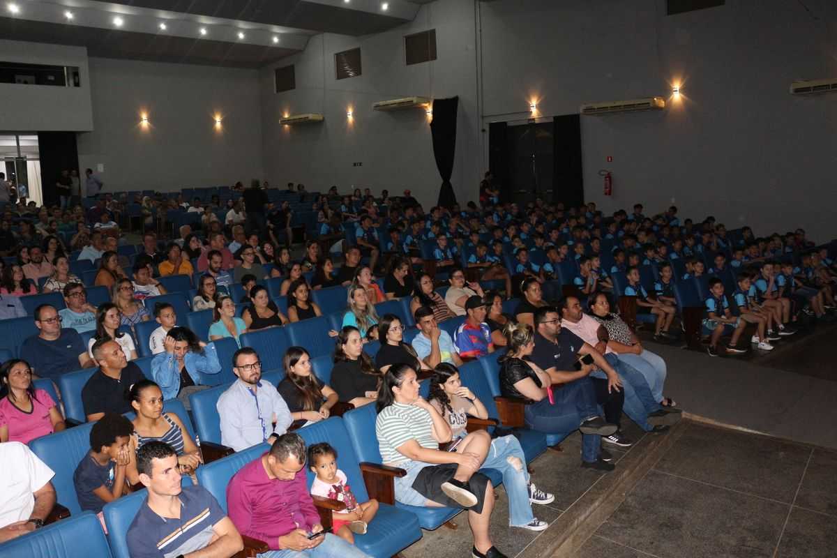 Diretoria da Apafuj entrega novos uniformes e homenageia com troféus Prefeito, autoridades e empresas parceiras