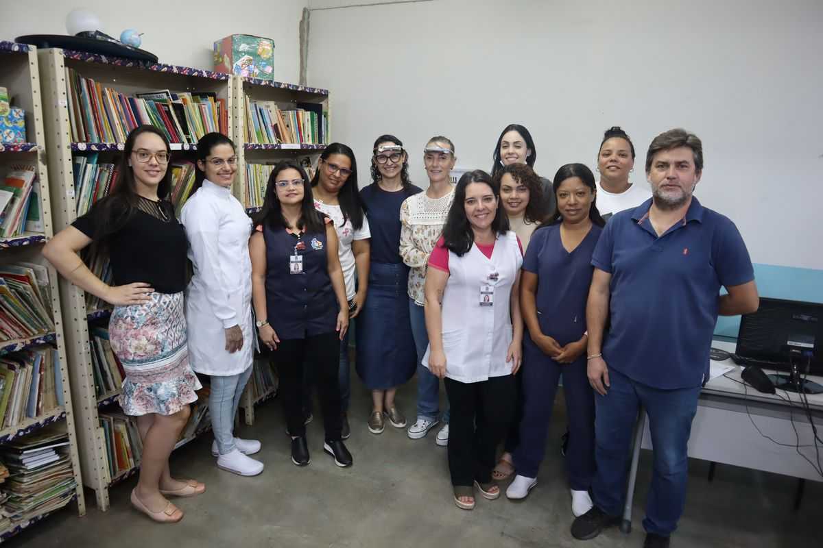 Equipe de saúde do postinho do Roque Viola realiza atendimentos em escola
