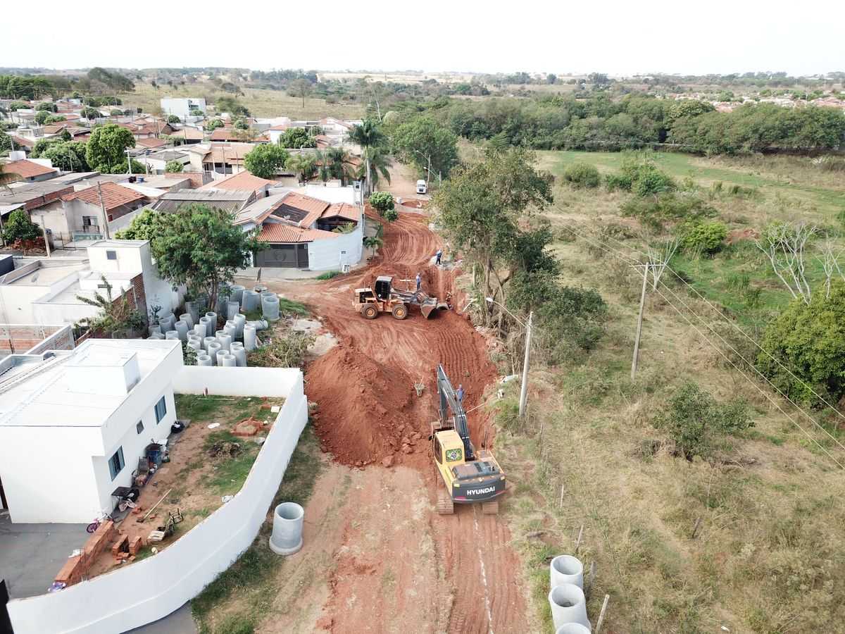 Prefeitura de Jales segue asfaltando ruas de terra e construindo galerias em 11 bairros da cidade