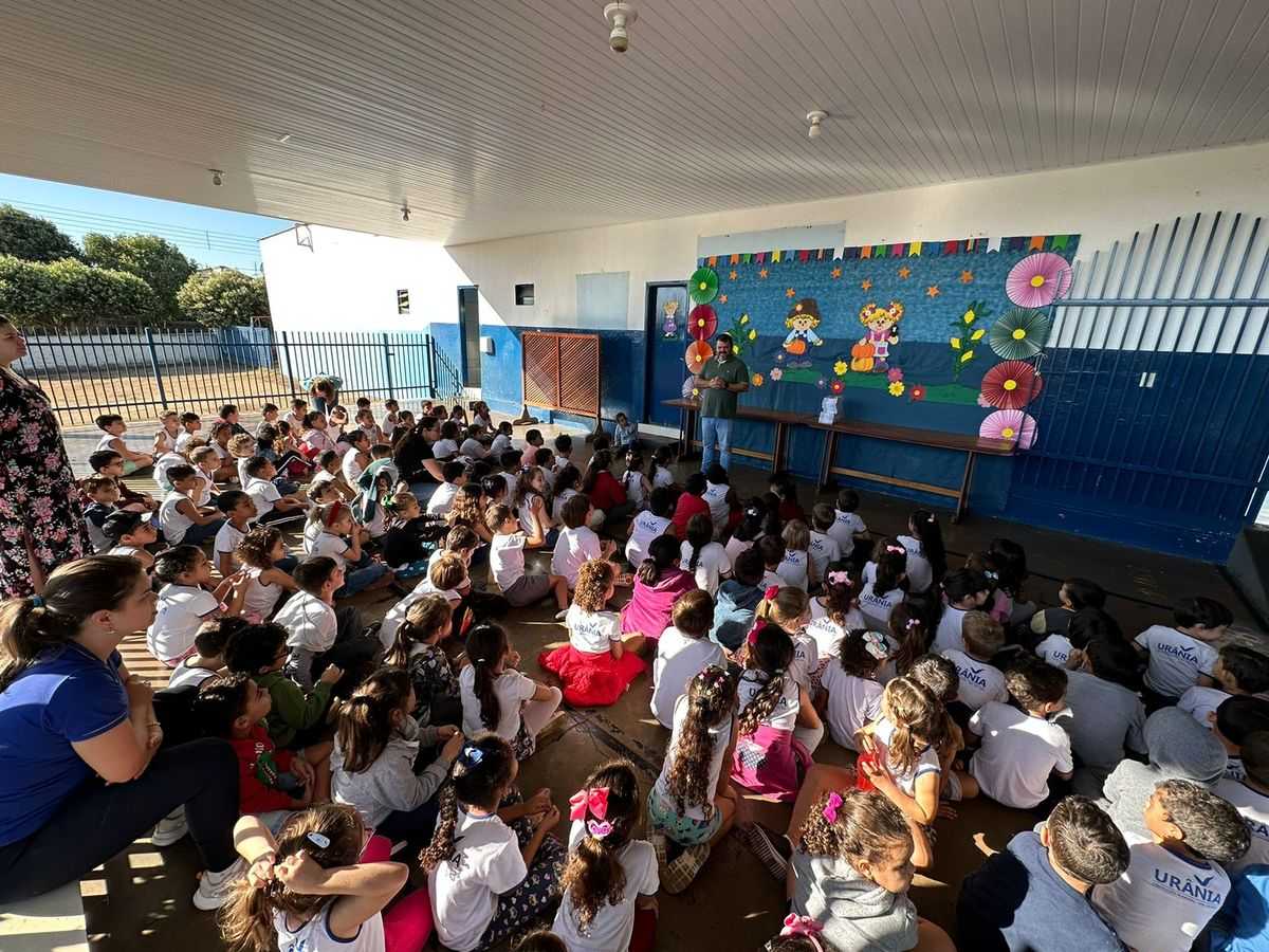 Prefeitura entrega cartilha com orientações sobre bem-estar e adoção animal
