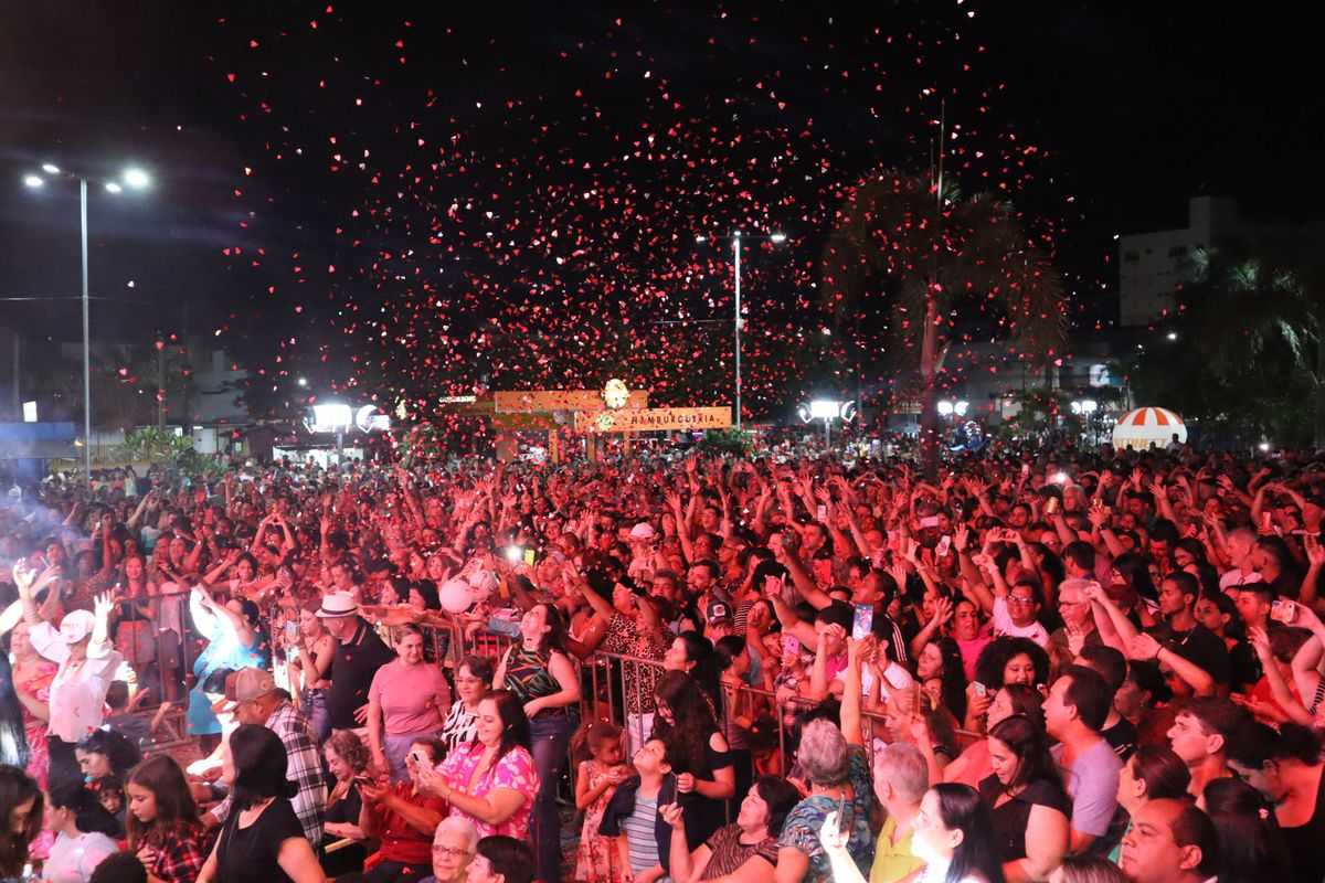 Show de Gian & Giovani marca a inauguração do palco Praça Dr. Euphly Jalles