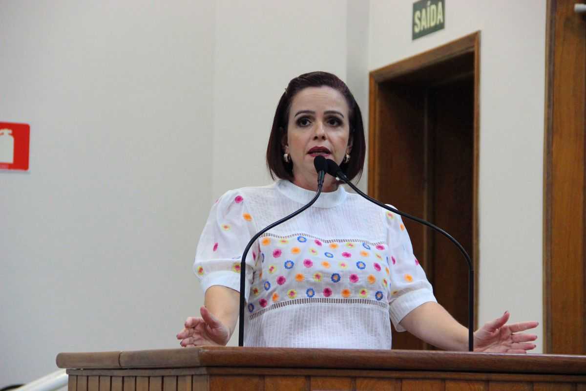 Vereadora Carol Amador solicita informações sobre reforma da Praça João Mariano de Freitas