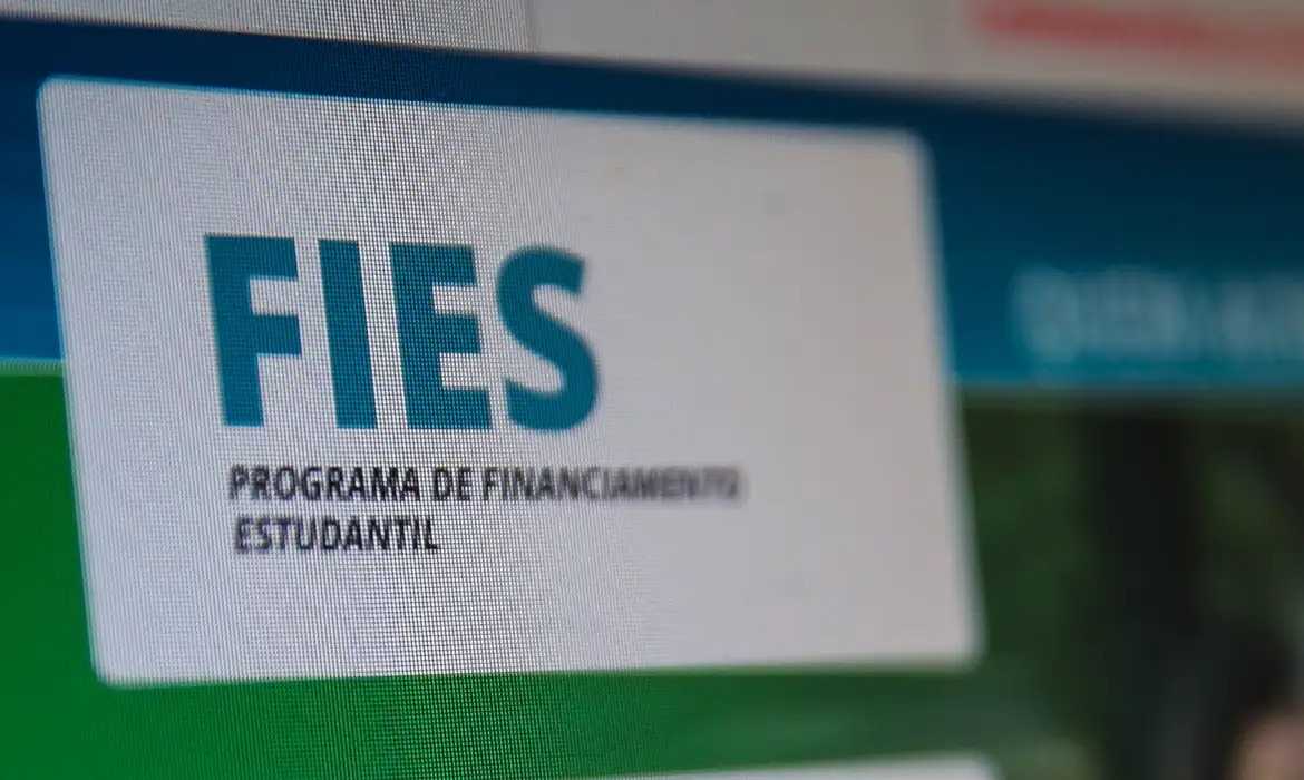 Estudantes do Fies podem pagar dívidas do programa por meio da prestação de serviço público
