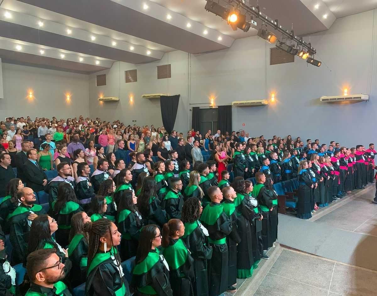 Celebração e emoção marcam noite de Colação de Grau do UNIJALES