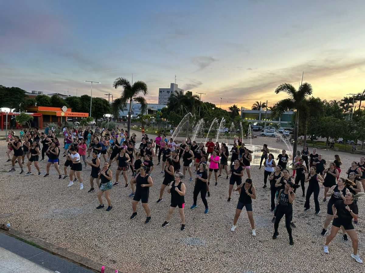 Com presença em massa de participantes, começou o projeto Zumba na Praça
