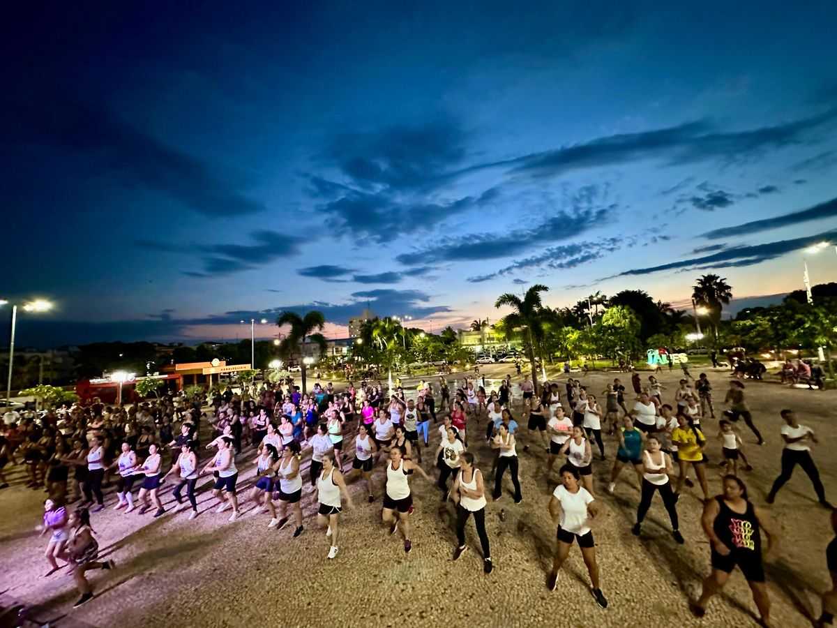 Zumba na Praça apresenta novidades e atraiu centenas de pessoas na noite da última quarta-feira