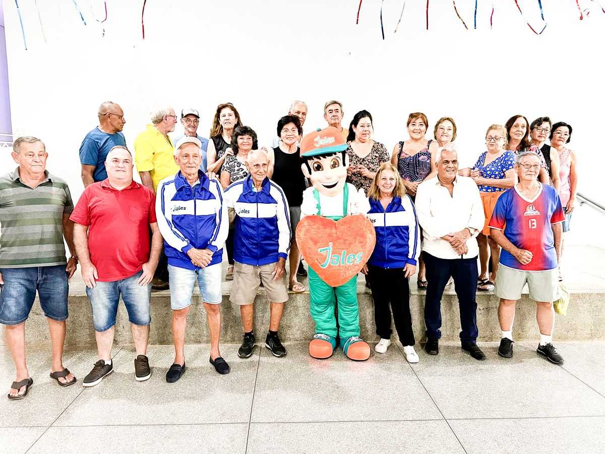 Atletas jalesenses recebem agasalhos em preparação para os Jogos da Melhor Idade