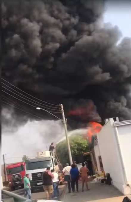 Incêndio atinge depósito de materiais recicláveis em Fernandópolis