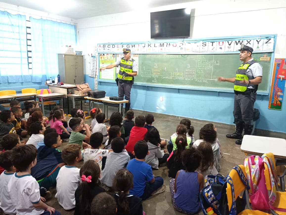 Alunos da E.M. João Arnaldo Andreu Avelhaneda recebem visita da Polícia Militar Rodoviária