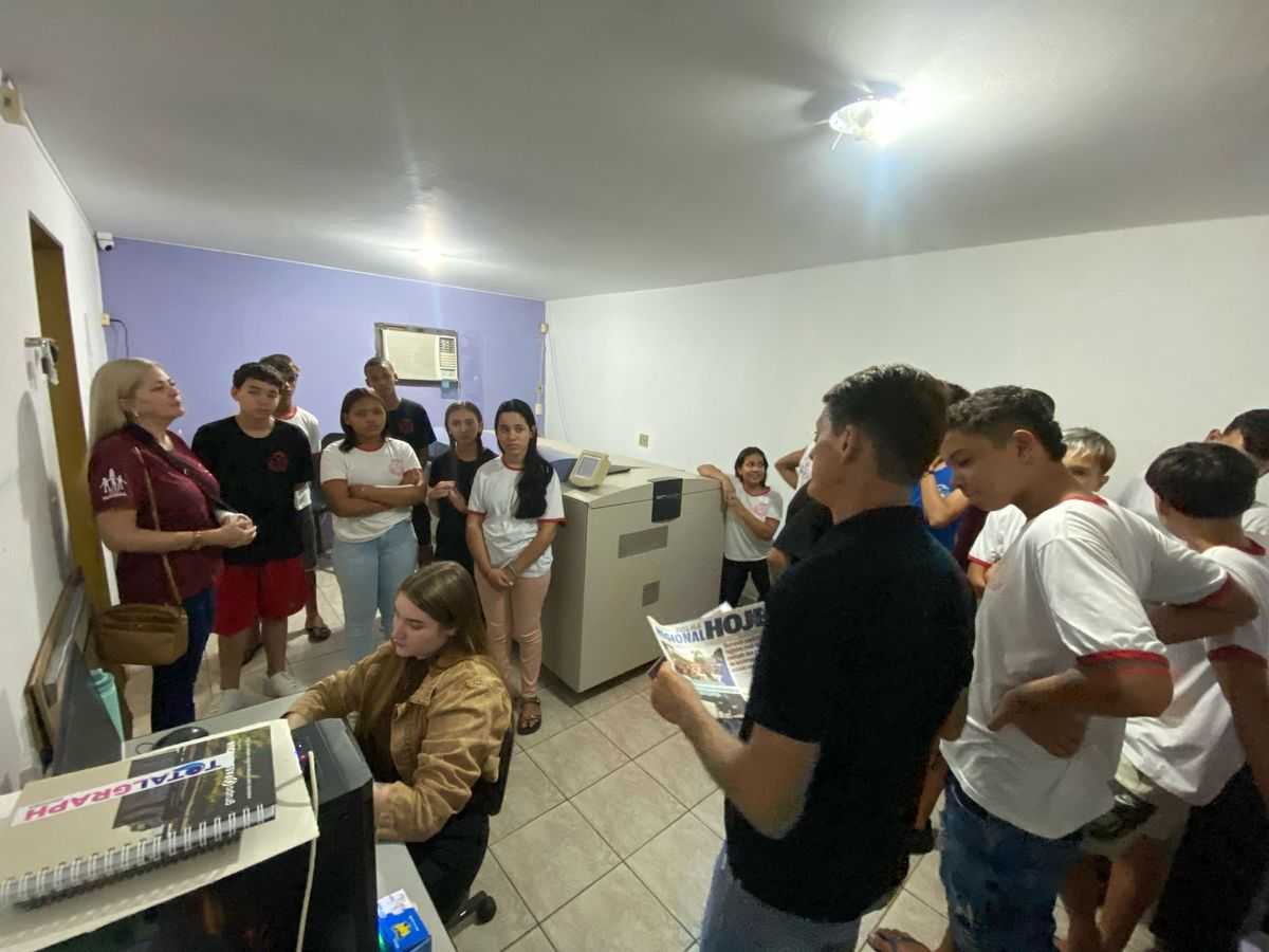 Estudantes de Pontalinda conhecem os bastidores da redação da Folha Regional