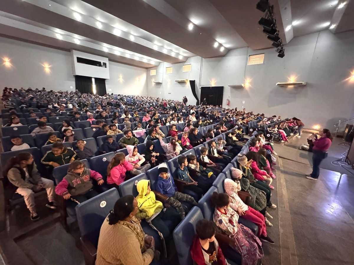Musical Infantil “Sonhos da Boneca Sofia” encanta alunos da rede municipal no Teatro Municipal de Jales